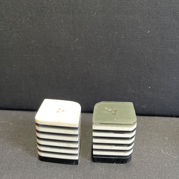 4 Sets of Shakers - Picture 3 of 5